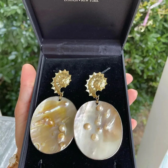 VintageMother Of Pearl Gold Earrings - Picture 5 of 7